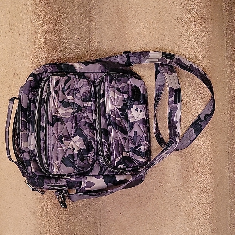 Lug compass crossbody